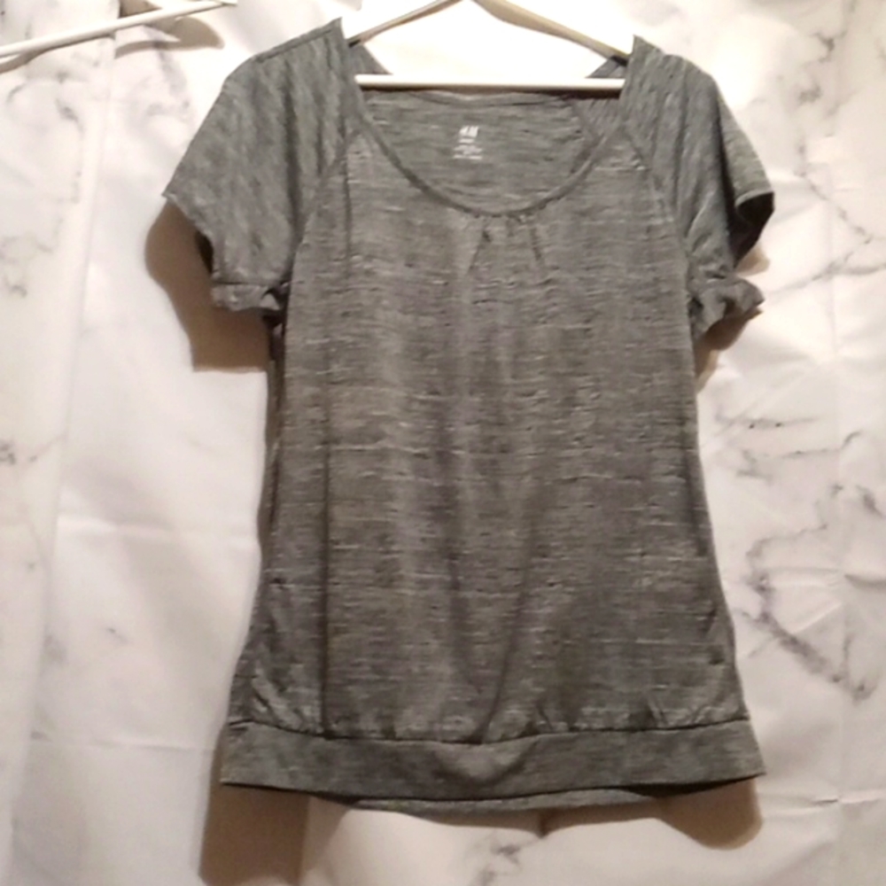 H&M Gray Short Sleeve Scoop Neck Tee